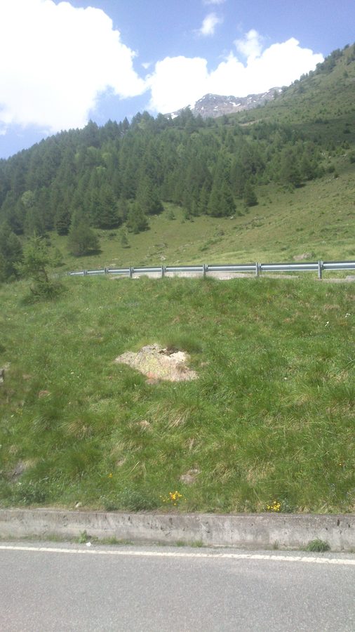 Ergens onderweg: een wegwijzer en een panorama.